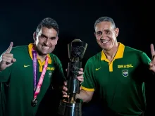 José Neto e Diego Falcão comemorando o título da seleção feminina de basquete do Brasil