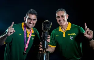 José Neto e Diego Falcão comemorando o título da seleção feminina de basquete do Brasil