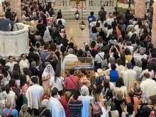 Fiéis do Rio de Janeiro na basílica santa Teresinha do Menino Jesus, na Tijuca venerando a urna com as relíquias da santa francesa