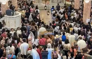 Fiéis do Rio de Janeiro na basílica santa Teresinha do Menino Jesus, na Tijuca venerando a urna com as relíquias da santa francesa