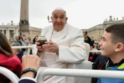 Papa Francisco recebe mate em audiência geral no Vaticano.