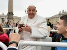 Papa Francisco recebe mate em audiência geral no Vaticano.