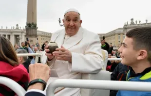 Papa Francisco recebe mate em audiência geral no Vaticano.