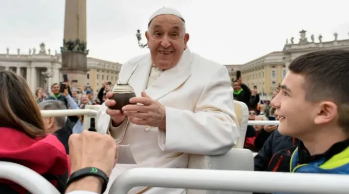 Papa Francisco recebe mate em audiência geral no Vaticano