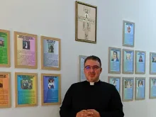 Padre Márcio Ferdinando em frente ao memorial dos santos e beatos brasileiros