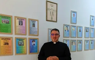 Padre Márcio Ferdinando em frente ao memorial dos santos e beatos brasileiros