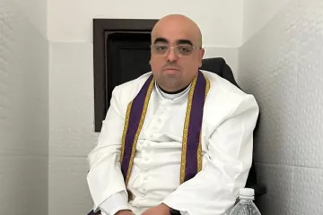 Padre José Eduardo de Oliveira e Silva na sala de confissão