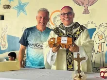 Dom Gregório ganhou um caminhãozinho de madeira do diretor do posto São Cristóvão, Antônio Machado, simbolizando o trabalho dos caminhoneiros de todo o Brasil, acompanhados pela Pastoral da Estrada.