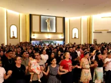 Jovens de Manaus rezaram um terço na presença das relíquias do beato Carlo Acutis, pela canonização do futuro santo, em abril de 2025