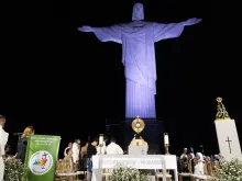 Adoração ao Santíssimo na vigília de Ano Novo 2025 no Santuário Cristo Redentor.