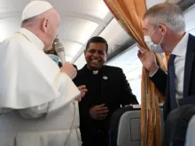 Dom George Jacob Koovakad (centro) com o papa Francisco e Matteo Bruni, diretor da Sala de Imprensa da Santa Sé, na viagem papal à Hungria em 2021.