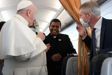 Dom George Jacob Koovakad (centro) com o papa Francisco e Matteo Bruni, diretor da Sala de Imprensa da Santa Sé, na viagem papal à Hungria em 2021.