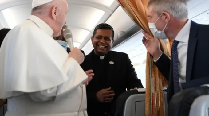 Dom George Jacob Koovakad (centro) com o papa Francisco e Matteo Bruni, diretor da Sala de Imprensa da Santa Sé, na viagem papal à Hungria em 2021.