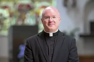 Padre Roger Landry, da diocese de Fall River, Massachusetts. Atualmente atua como capelão na Universidade de Columbia, em Nova York.