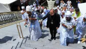 Ato inter-religioso e lavagem de escadaria reúne diferentes religiões em igreja de Franco da Rocha