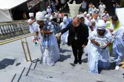 O bispo de Bragança Paulista, dom Sérgio Aparecido Colombo, com a presidente da ACAFRO Iyá Tânia lavando a escadaria da Paróquia Bom Jesus da Paradinha em 2025.