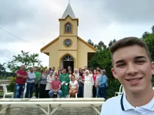 Lucas Gordia Andrade com a comunidade na Capela do Sagrado Coração de Jesus e Nossa Senhora da Conceição.