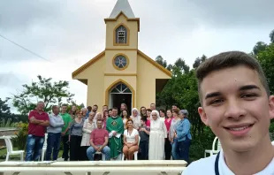 Lucas Gordia Andrade com a comunidade na Capela do Sagrado Coração de Jesus e Nossa Senhora da Conceição.