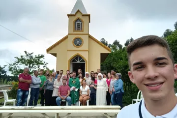 Lucas Gordia Andrade com a comunidade na Capela do Sagrado Coração de Jesus e Nossa Senhora da Conceição.