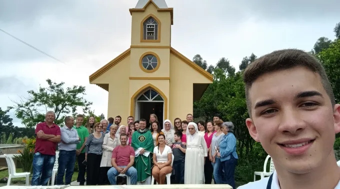 Lucas Gordia Andrade com a comunidade na Capela do Sagrado Coração de Jesus e Nossa Senhora da Conceição. ?? 