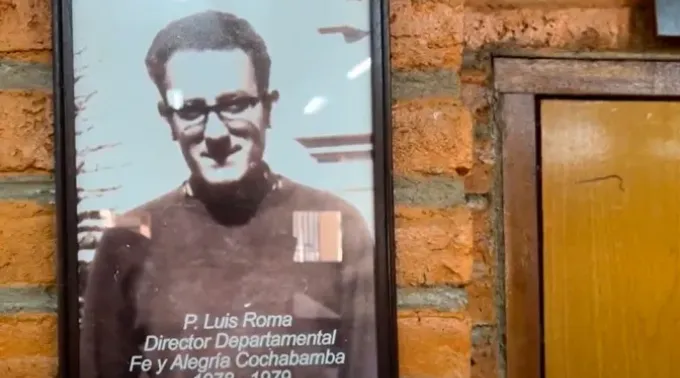 Fotografia do Padre Luis María Roma, SJ., no auditório do internato Juan XXIII em Cochabamba (Bolívia), local onde outro padre jesuíta, Alfonso Pedrajas cometeu a maior parte dos seus abusos contra menores. Esta foto foi tirada em outubro de 2023. ?? 