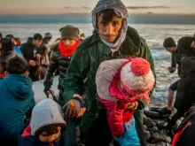 Migrantes chegam à ilha grega de Lesbos depois de atravessarem em bote o Mar Egeu vindos da Turquia, em março de 2020.