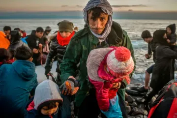 Migrantes chegam à ilha grega de Lesbos depois de atravessarem em bote o Mar Egeu vindos da Turquia, em março de 2020.