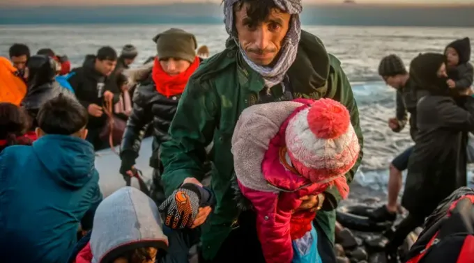 Migrantes chegam à ilha grega de Lesbos depois de atravessarem em bote o Mar Egeu vindos da Turquia, em março de 2020. ?? 