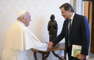 Fernando Haddad cumprimenta o papa Francisco.