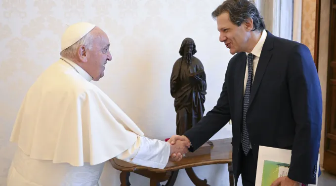 Fernando Haddad cumprimenta o papa Francisco. ?? 