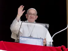 Papa Francisco acena aos peregrinos reunidos na Praça de São Pedro no ângelus de hoje (10). | Crédito: Vatican Media