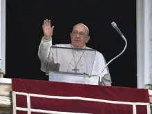 O papa Francisco reza o ângelus da janela do Palácio Apostólico hoje (7)