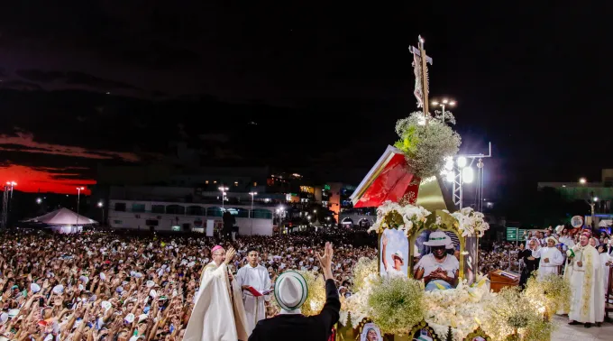 Multidão reunida no encerramento da Romaria do Bom Jesus da Lapa em 6 de agosto. ?? 