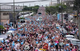 Devotos na 211ª procissão em honra a Nossa Senhora do Rocio.