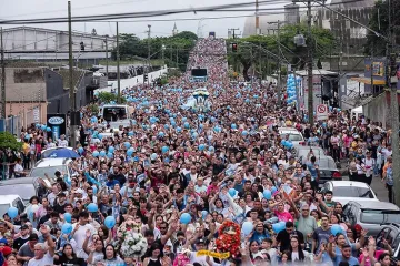 Devotos na 211ª procissão em honra a Nossa Senhora do Rocio.