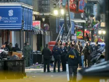 Investigadores do FBI chegam ao local onde uma caminhonete colidiu com um elevador de trabalho depois de supostamente ter atropelado uma multidão de foliões no Ano Novo no French Quarter de Nova Orleans, em 1º de janeiro de 2025.