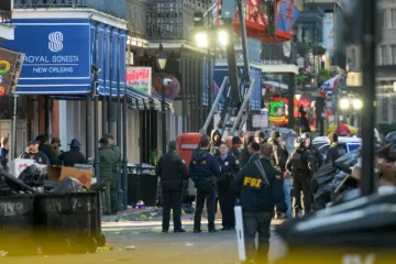 Investigadores do FBI chegam ao local onde uma caminhonete colidiu com um elevador de trabalho depois de supostamente ter atropelado uma multidão de foliões no Ano Novo no French Quarter de Nova Orleans, em 1º de janeiro de 2025.