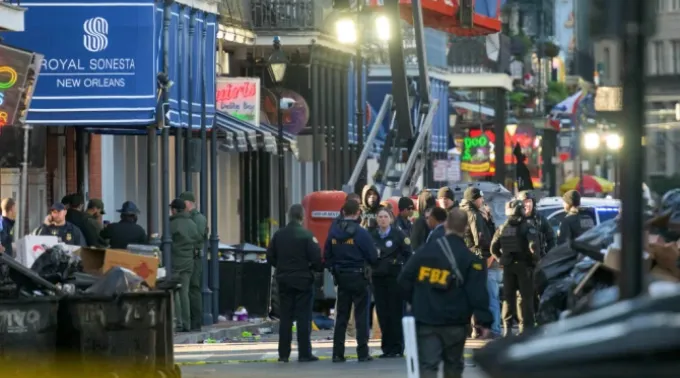 Investigadores do FBI chegam ao local onde uma caminhonete colidiu com um elevador de trabalho depois de supostamente ter atropelado uma multidão de foliões no Ano Novo no French Quarter de Nova Orleans, em 1º de janeiro de 2025. ?? 