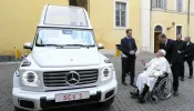 Mercedes-Benz presenteia papa Francisco com novo “papamóvel” totalmente elétrico