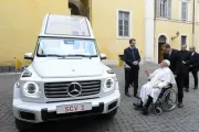 Novo papamóvel, um Mercedes elétrico. 4 de dezembro de 2024 no Vaticano.