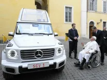 Novo papamóvel, um Mercedes elétrico. 4 de dezembro de 2024 no Vaticano.