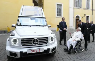 Novo papamóvel, um Mercedes elétrico. 4 de dezembro de 2024 no Vaticano.