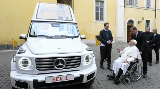 Novo papamóvel, um Mercedes elétrico. 4 de dezembro de 2024 no Vaticano. | ?? 