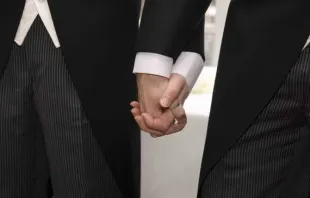 Imagem ilustrativa de um casamento civil entre dois homens