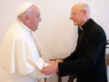 O papa Francisco recebe o prelado da Opus Dei, monsenhor Fernando Ocáriz.