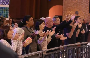 Fiéis rezando no Santuário Nacional Aparecida.