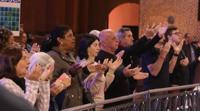 Fiéis rezando no Santuário Nacional Aparecida. ?? 