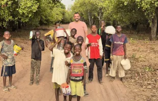 Padre Paulo Henrique Almeida com crianças na Guiné-Bissau.