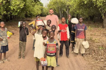 Padre Paulo Henrique Almeida com crianças na Guiné-Bissau.