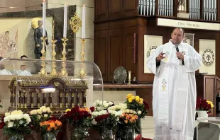 Relíquias de santa Teresinha do Menino Jesus no Santuário Basílica Sagrada Família em Goiânia (GO).